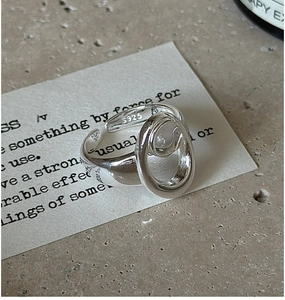 Macro detail of S925 sterling silver ring showing the geometric dual-ring design and stamp