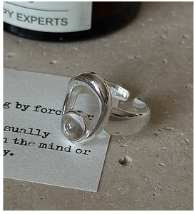 Macro shot of S925 silver ring featuring organic fluid design and clear white crystal