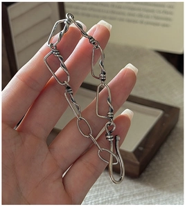 Vue détaillée du bracelet en argent S925 avec maillons irréguliers et finition vintage