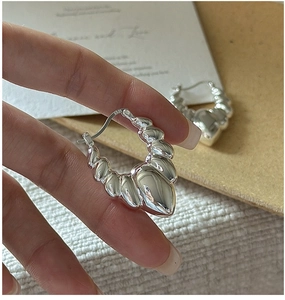 Close-up of S925 sterling silver croissant hoop earrings with ribbed texture design