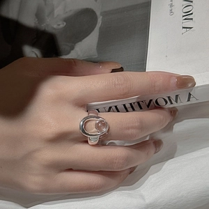 S925 sterling silver multi-layer irregular ring with vintage white crystal on model's hand