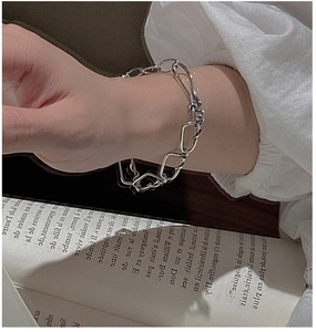 Vue détaillée d'un bracelet gourmette en argent S925 sur le poignet d'un mannequin