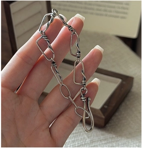 Gros plan du bracelet chaîne en argent sterling S925 avec un design noué industriel