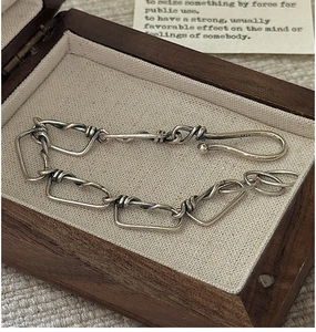 Macro d'un bracelet gourmette en argent S925 avec finition oxydée style vintage
