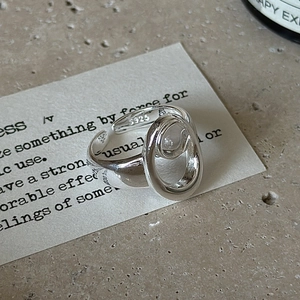 Minimalist S925 sterling silver open ring with abstract oval design and vintage white crystal