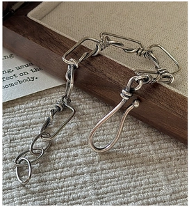 Détail d'un bracelet noeud en argent vintage avec fermoir réglable sur boîte à bijoux