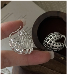 Nahaufnahme von S925 Sterlingsilber Ohrringen mit hohl gewebtem Herzmuster Detail