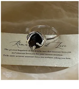 Detalle macro de un anillo de plata S925 que muestra el sello y la piedra ónix negro