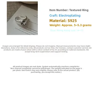 Dettaglio dell'anello in argento S925 con trama martellata e specifiche di peso 5-5,3g