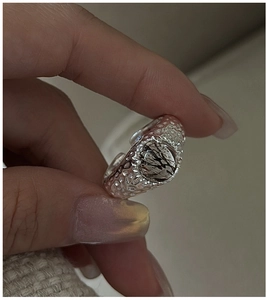 Dettaglio anello in argento S925 con trama martellata e pietra di quarzo rutilato tonda