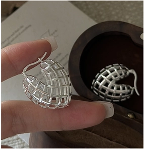 Detailaufnahme der hohl gewebten Earcuffs aus S925 Sterlingsilber mit Politur