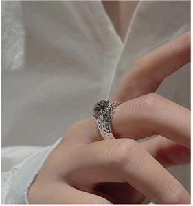 Dettaglio anello in argento S925 con texture martellata irregolare e quarzo rutilato scuro