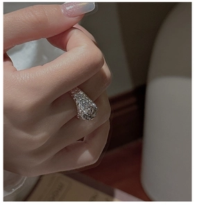 Dettaglio di un anello in argento S925 con un design moderno con trama a lava