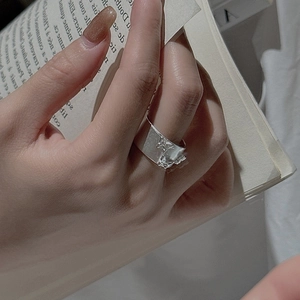 Bague ouverte large en argent 925 avec relief de papillon et finition mate