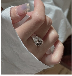 Dettaglio dell'anello in argento sterling S925 con texture martellata sulle dita