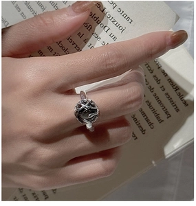 Primer plano de anillo de plata S925 con piedra de obsidiana negra y textura espina