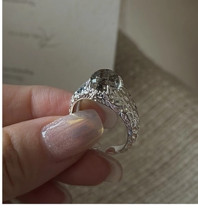 Dettaglio anello in argento S925 con quarzo rutilato e trama lava martellata