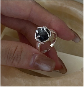 Primer plano de anillo de plata S925 con obsidiana negra y acabado irregular