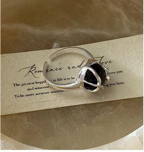 Primer plano del sello S925 de plata de ley y obsidiana negra en el anillo retro