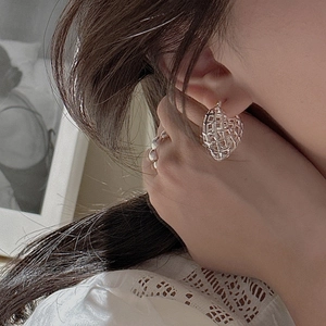 Elegante S925 Sterling Silber Herzohrringe mit Hohlmuster, getragen von einem Model