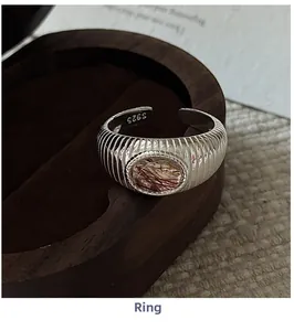Makroaufnahme von S925 Sterlingsilber Ring mit Rutilquarz und strukturierter Ringschiene