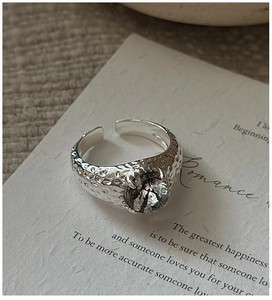 Dettaglio dell'anello in argento S925 con trama martellata e incastonatura di cristallo