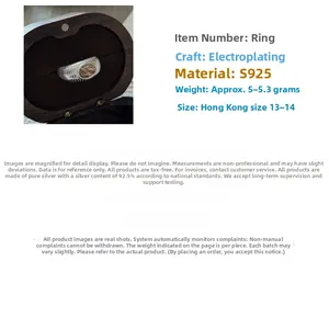 Makro-Detail von S925 Sterlingsilber Ring mit Rutilquarz und gestreiftem Metallband