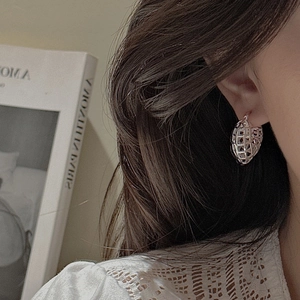 S925 Sterling Silber hohle Herzohrringe an einem Model für einen eleganten Vintage Stil