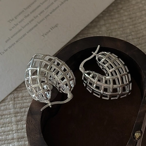 S925 Sterling Silber hohle gewebte Herz-Ohrringe mit minimalistischem Vintage-Design