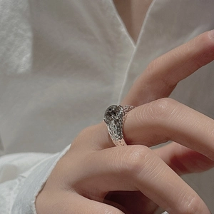 Anello in argento S925 con quarzo rutilato e superficie con texture a bolle