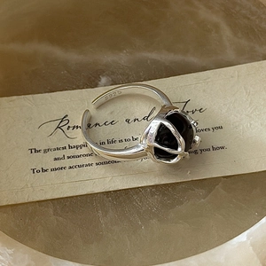 Anillo abierto minimalista de plata S925 con cuenta de obsidiana negra en diseño de jaula