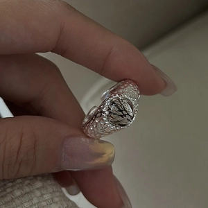 Anello vintage in argento S925 con texture martellata, pietra nera tonda e fascia regolabile