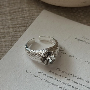 Anello regolabile in argento sterling S925 con trama martellata e cristallo di rutilo
