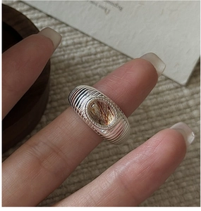 Makroaufnahme von S925 Silber Vintage-Ring mit ovalem Rutilquarz am Finger