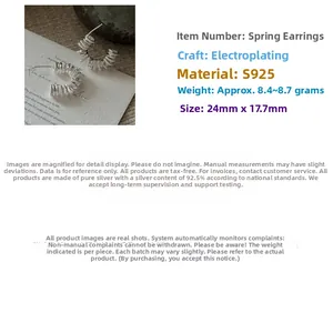 Gros plan sur les boucles d'oreilles C en argent S925 avec texture torsadée en spirale