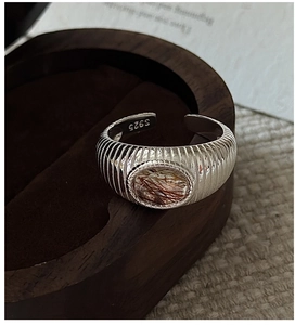 Makroaufnahme von S925 Sterlingsilber Ring mit Rutilquarz auf einer Walnussholz Box