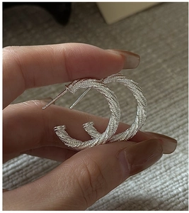 Vue détaillée de boucles d'oreilles créoles en argent S925 avec design en corde torsadée