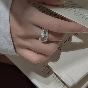 Vintage S925 Sterlingsilber Ring mit ovalem braunem Rutilquarz an der Hand getragen