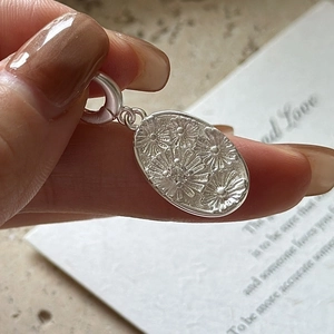 S925 Sterling Silver Daisy Pendant Necklace For Women Minimalist Oval Floral Embossed Rhinestone Charm Fashion Jewelry Gift