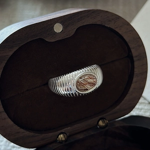 Retro S925 Silberring mit ovalem Rutilquarz in einem gerippten Metallband-Design