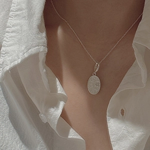 Elegant S925 sterling silver daisy pendant necklace on female model for chic style