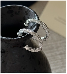 Gros plan de boucles d'oreilles créoles en argent S925 avec un design de corde torsadée