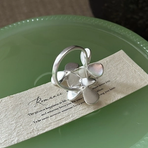 Minimalist S925 sterling silver ring featuring a matte finish and three-petal flower design
