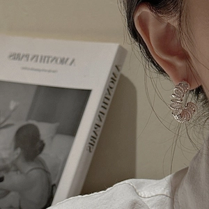Créoles torsadées minimalistes en argent sterling S925 avec design spirale rétro sur modèle