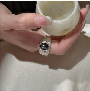 Dettaglio anello in argento S925 spazzolato con pietra ossidiana dal design vintage