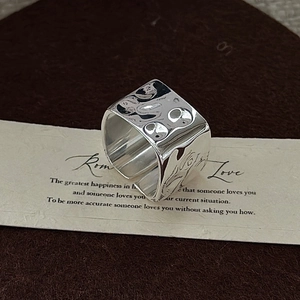 Minimalist wide open S925 sterling silver square ring with hammered metal texture