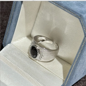 Dettaglio anello in argento S925 con texture spazzolata e pietra di ossidiana nera