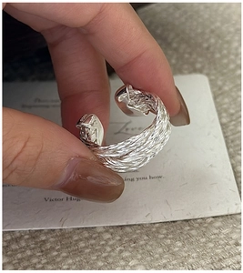Macro shot of S925 sterling silver ring showing the braided texture and S925 hallmark stamp