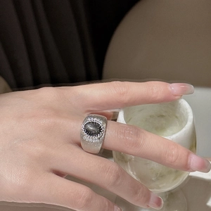 Anello minimalista in argento S925 con ossidiana nera e cristalli su una fascia larga