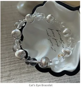 Detail eines S925 Silber-Armbandes mit Katzenaugensteinen und Quarz in einer Muschelbox